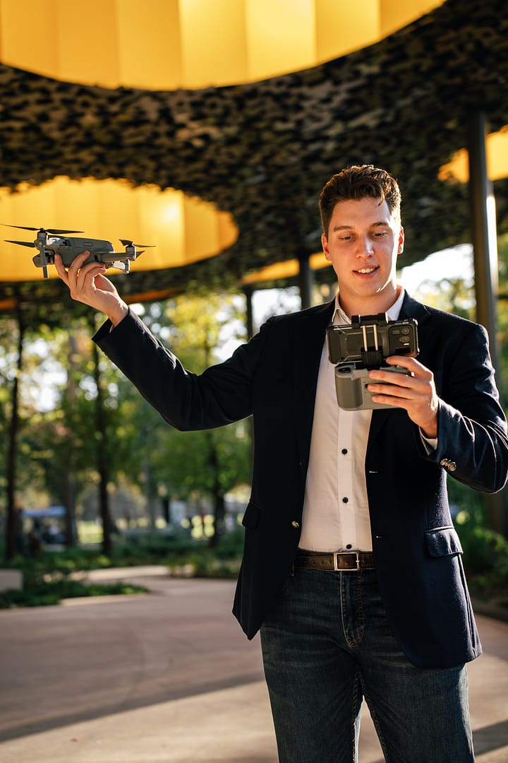 Huszti Boldizsár videós egy drónnal és távirányítóval a kezében, rendezvények videózását vállalja